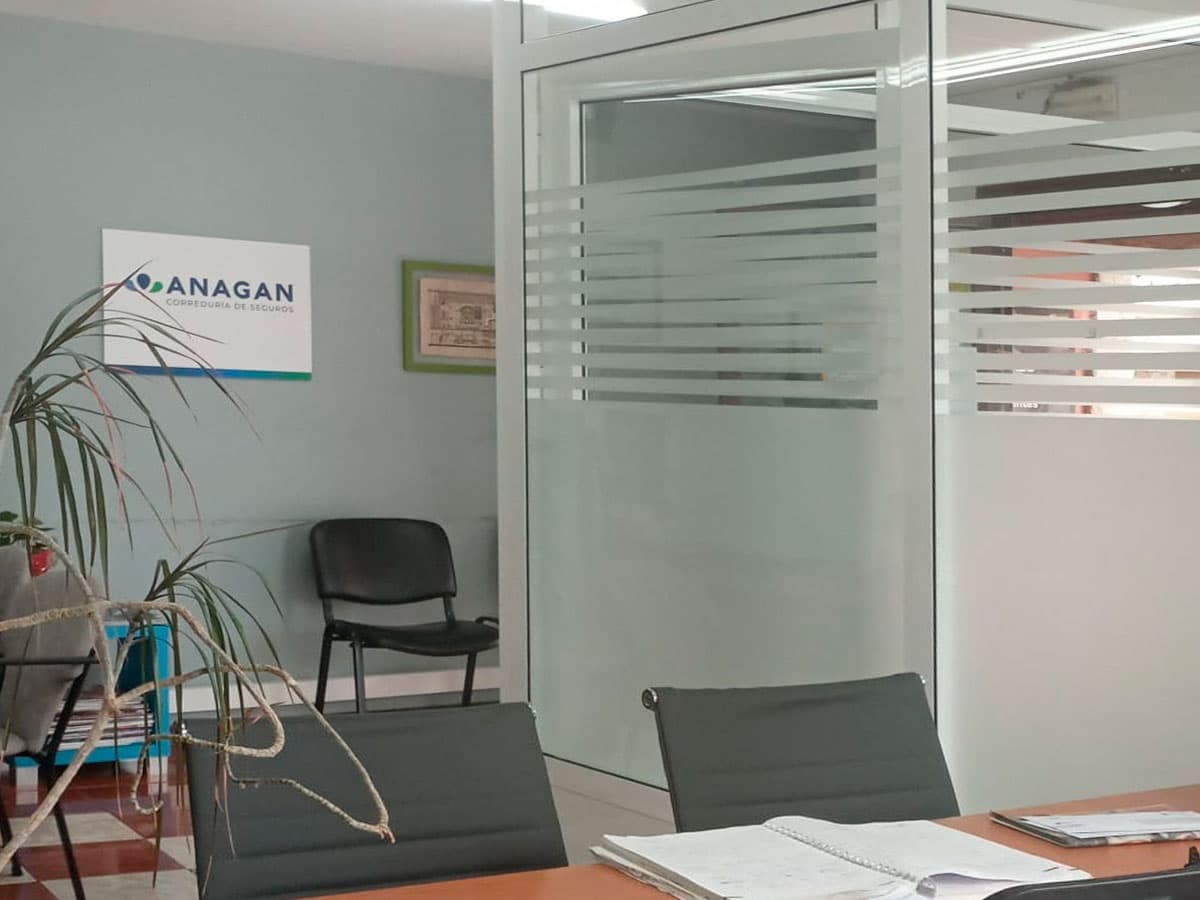 Agentes de Anagan Correduría de Seguros en la oficina de Baiona