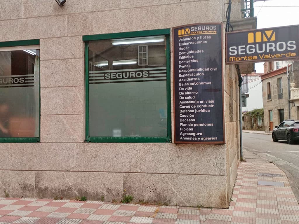 Fachada de la oficina de Seguros Montse Valverde en Sabarís, Baiona