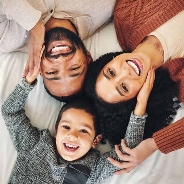 Familia disfrutando de su bienestar con un seguro de salud en Pontevedra